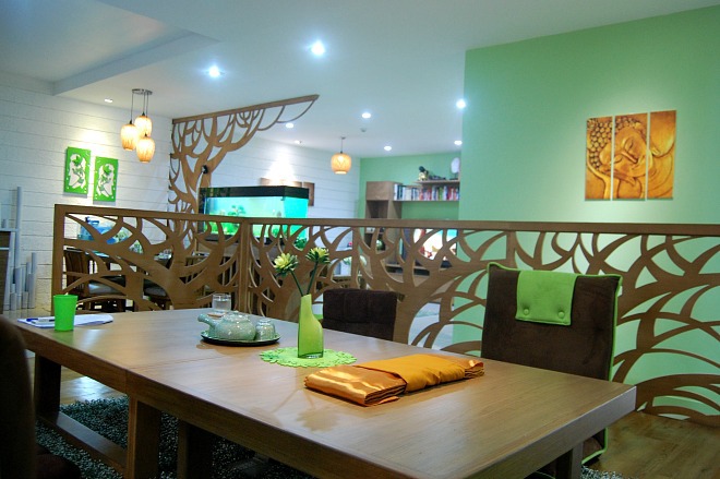Chủ nh&agrave; cho biết chỗ thư gi&atilde;n ưa th&iacute;ch để đọc s&aacute;ch cuối tuần, tận hưởng cảm gi&aacute;c dễ chịu b&ecirc;n t&aacute;ch tr&agrave;, l&agrave; nơi đ&acirc;y. Từ chỗ ngồi &ecirc;m &aacute;i n&agrave;y, bạn c&oacute; thể bao qu&aacute;t cả nh&agrave;, từ ph&ograve;ng kh&aacute;ch ph&iacute;a trước, nh&agrave; bếp b&ecirc;n tr&aacute;i v&agrave; hai ph&ograve;ng ngủ b&ecirc;n tay phải.