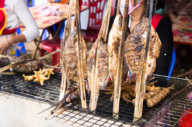 Nhộn nhịp chợ Lào trên đất vùng biên