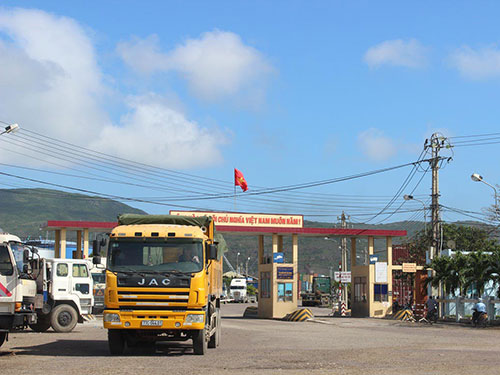 Xe 77C-044.01 sau khi được xếp hàng quá tải, bắt đầu rời cảng Quy Nhơn