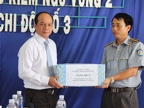 Thứ trưởng Vũ Văn T&aacute;m trao qu&agrave; động vi&ecirc;n lực lượng Kiểm ngư