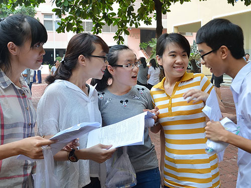 Các thí sinh sau buổi thi ĐH tại cụm Trường ĐH Ngoại thương (cơ sở 2) vào tháng 7-2014 Ảnh: TẤN THẠNH