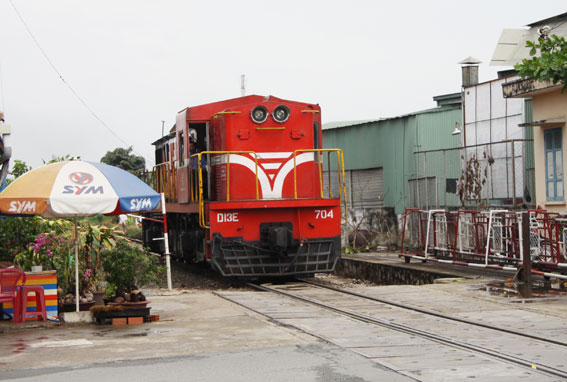 Một đầu k&eacute;o từ Ga S&agrave;i G&ograve;n l&ecirc;n Ga Bi&ecirc;n H&ograve;a để k&eacute;o đo&agrave;n t&agrave;u TN2 về lại Ga Dĩ An.