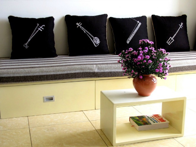 Ghế sofa c&oacute; ngăn k&eacute;o v&agrave; khoang chứa đồ bằng gỗ.