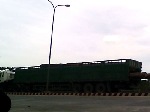 Một xe chở gỗ sau cả buổi sáng chờ đợi đã qua được Trạm Kiểm tra tải trọng xe lưu động tỉnh Thừa Thiên - Huế lúc 11 giờ 30 phút ngày 22-7