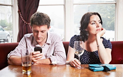 Smartphone v&agrave; bạn: Ai l&agrave;m chủ?