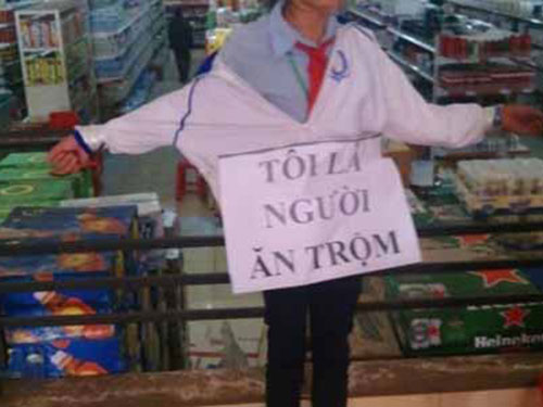Bức ảnh lăng nhục nữ sinh