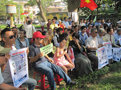 Văn nghệ sĩ, sinh vi&ecirc;n tỉnh Thừa Thi&ecirc;n - Huế m&iacute;t tinh phản đối Trung Quốc  Ảnh: QUANG T&Aacute;M