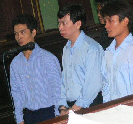 Phan Cao Tr&iacute; (giữa) v&agrave; thuộc cấp đang khai  bốc lột tiếp vi&ecirc;n như thế n&agrave;o