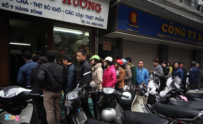 Kh&ocirc;ng quản ngại chờ đợi mất thời gian những ng&agrave;y cuối năm, h&agrave;ng trăm kh&aacute;ch h&agrave;ng vẫn ki&ecirc;n nhẫn đứng th&agrave;nh h&agrave;ng d&agrave;i dọc phố H&agrave;ng B&ocirc;ng để được mua v&agrave;i khoanh gi&ograve; về ăn Tết v&agrave;o s&aacute;ng 27/1. Nhiều người phải đứng chờ đợi nửa tiếng vẫn chưa đến lượt mua bởi kh&aacute;ch h&agrave;ng qu&aacute; đ&ocirc;ng, được mua kh&ocirc;ng hạn chế số lượng v&agrave; phải chờ h&agrave;ng bổ sung từ nơi sản xuất về.