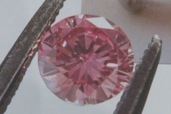 Vờ mua hàng để giật viên kim cương 200.000 USD