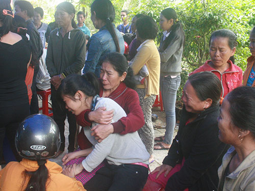 Ba mẹ con chết trói dưới hồ