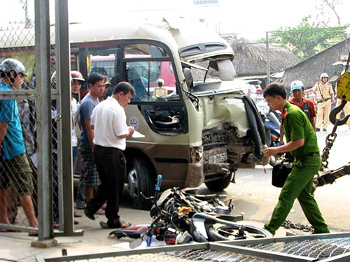 Đầu xe kh&aacute;ch m&oacute;p m&eacute;o sau khi g&acirc;y tai nạn tr&ecirc;n Quốc lộ 13, đoạn qua
tỉnh B&igrave;nh DươngẢnh: Như Ph&uacute;