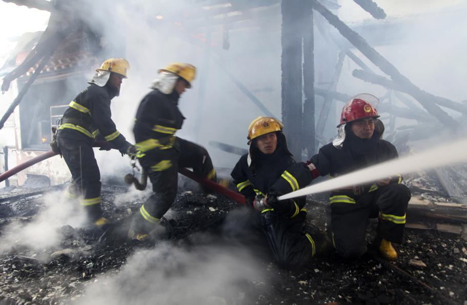 Cuối c&ugrave;ng ngọn lửa cũng dập tắt nhưng hơn 240 căn nh&agrave; bị t&agrave;n ph&aacute;. Ảnh: Reuters