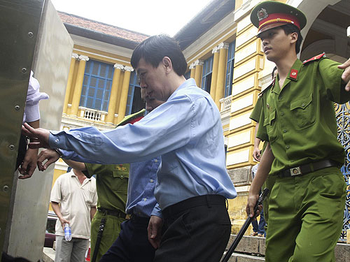 &Ocirc;ng chủ động m&aacute;t-xa k&iacute;ch dục T&acirc;n Ho&agrave;ng Ph&aacute;t trở về trại giam
