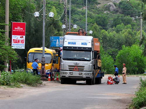Siết xe quá tải bằng mọi cách