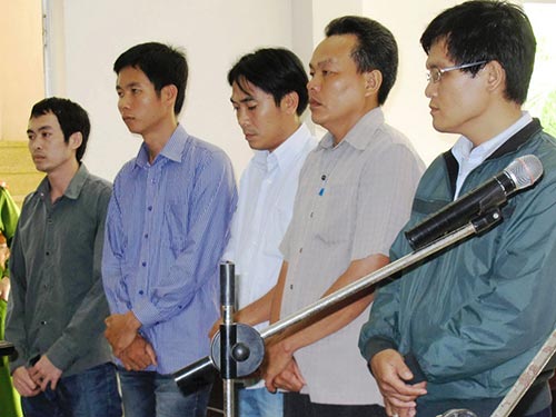 5 nguy&ecirc;n sĩ quan c&ocirc;ng an đ&atilde; d&ugrave;ng nhục h&igrave;nh, đ&aacute;nh nạn nh&acirc;n tử vong tại phi&ecirc;n t&ograve;a sơ thẩm