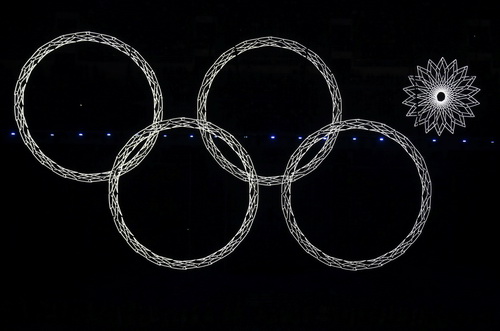 Biểu tượng 5 vòng tròn Olympic không hoàn chỉnh tại lễ khai mạc