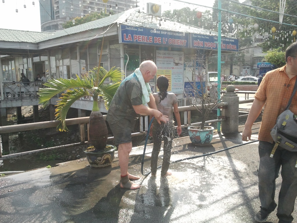 Nhiều khách nước ngoài rửa ráy bùn đất ngay tại bến tàu