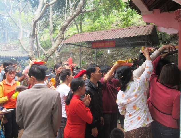 Người d&acirc;n th&agrave;nh t&acirc;m d&acirc;ng hương xin thần th&aacute;nh ph&ugrave; hộ.