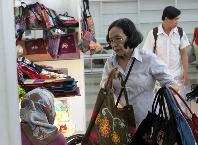 Tiểu thương khẩn trương dọn dẹp h&agrave;ng để chuyển sang địa điểm kinh doanh mới.