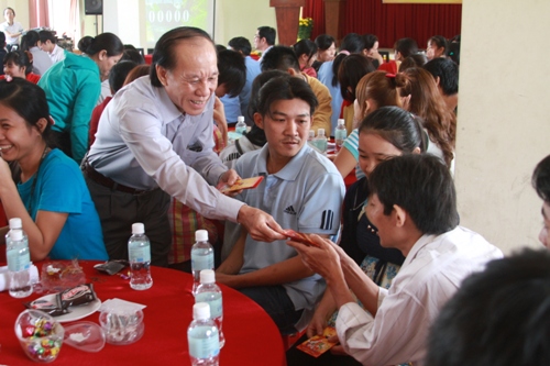 Ông Trần Minh Vũ, Chủ tịch LĐLĐ quận Tân Phú, lì xì cho công nhân xa quê