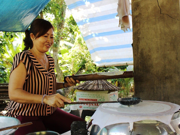 Ngoài kẹo dừa, bánh tráng dừa cũng được xem món đặc sản xứ Bến Tre.