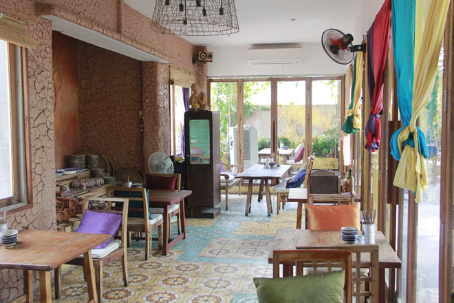 Nhà hàng Secret Garden nằm tầng 4 của một chung cư mới xây trên đường Pasteur (quận 1).