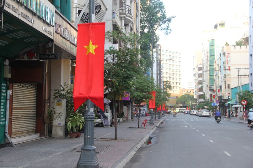 Ng&agrave;y lễ n&ecirc;n c&aacute;c cửa h&agrave;ng đ&oacute;ng cửa, kh&ocirc;ng kinh doanh.