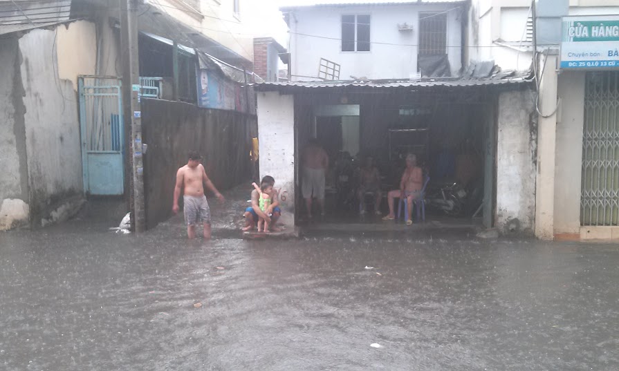 Nước tr&agrave;n v&agrave;o nh&agrave; d&acirc;n ở đường D1 (quận B&igrave;nh Thạnh).