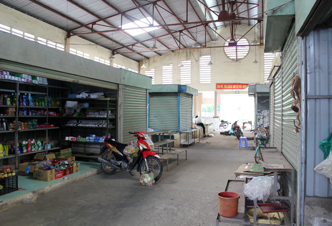 Chợ tiền tỉ bỏ không, chợ cóc, chợ tạm lại đông nghẹt