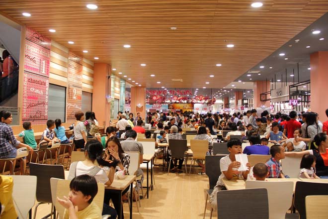 C&aacute;c gian h&agrave;ng ăn uống trong khu trung t&acirc;m đều chật k&iacute;n người, hầu như kh&ocirc;ng c&ograve;n chỗ trống nhưng việc mua b&aacute;n vẫn diễn kh&aacute; trật tự, kh&ocirc;ng c&oacute; cảnh chen lấn.