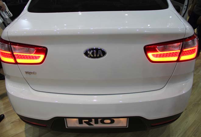Xe c&oacute; 2 phi&ecirc;n bản số s&agrave;n v&agrave; số tự động, với một số trang thiết bị nổi bật như đ&egrave;n pha halogen, đ&egrave;n pha tự động, đ&egrave;n LED chạy ban ng&agrave;y, gương gập điện chỉnh điện t&iacute;ch hợp đ&egrave;n b&aacute;o rẽ.