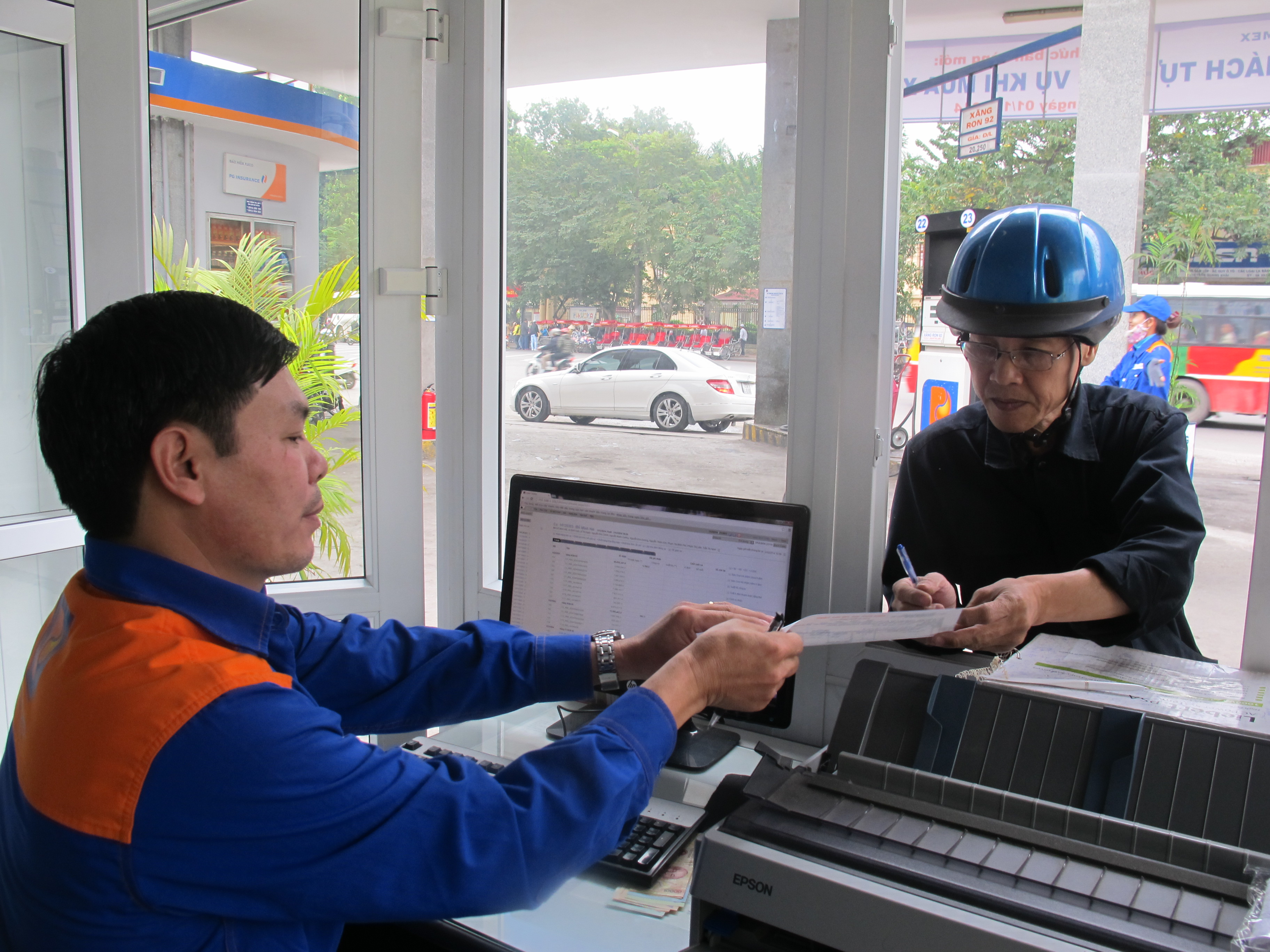 Kh&aacute;ch h&agrave;ng nếu c&oacute; nhu cầu c&oacute; thể nhận được h&oacute;a đơn thanh to&aacute;n lu&ocirc;n tại đ&acirc;y ngay tức th&igrave;.