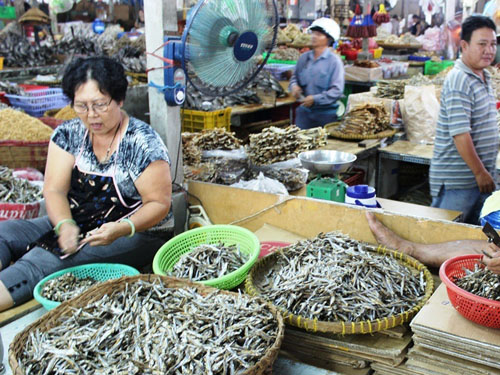 Để tr&aacute;nh t&igrave;nh trạng c&aacute; kh&ocirc; bị hỏng, c&aacute;c tiểu thương đ&atilde; ph&acirc;n loại, bỏ phần đầu để tăng chất lượng sản phẩm.