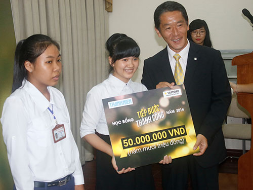 Trao 5 học bổng “Tiếp bước thành công”