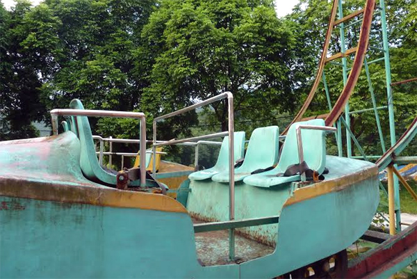 ... r&ecirc;u xanh phủ đầy ghế ngồi.
