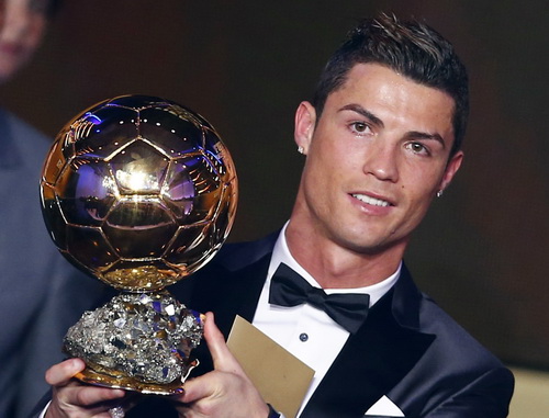 B&oacute;ng v&agrave;ng, đ&atilde;i ngộ cũng phải v&agrave;ng với  Cristiano Ronaldo