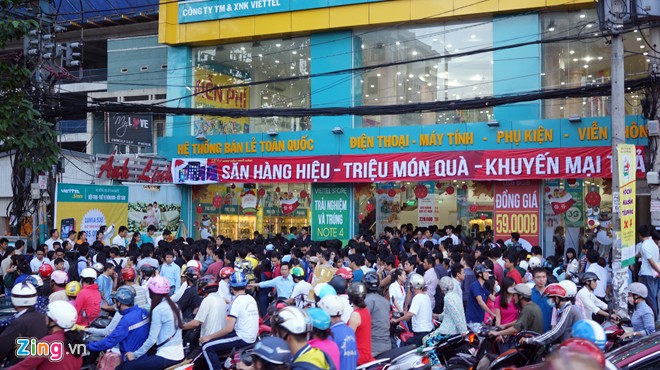 Chen lấn mua smartphone gi&aacute; 535.000 đồng ở S&agrave;i G&ograve;n