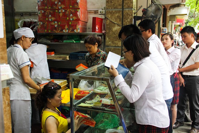 Theo chủ qu&aacute;n, năm nay lượng kh&aacute;ch mua b&aacute;nh trung thu giảm n&ecirc;n kh&ocirc;ng giới hạn mỗi kh&aacute;ch mua 2 hộp như năm trước. Tuy nhi&ecirc;n, những kh&aacute;ch h&agrave;ng mua nhiều vẫn phải ghi ra giấy đưa cho chủ h&agrave;ng để chuẩn bị trước rồi mới trở về xếp h&agrave;ng.