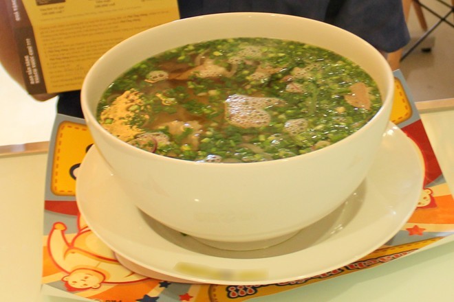 Gần đ&acirc;y nhất, chuỗi một nh&agrave; h&agrave;ng ở TP.HCM c&oacute; c&aacute;ch quảng b&aacute; thương hiệu kh&ocirc;n kh&eacute;o th&ocirc;ng qua chương tr&igrave;nh th&aacute;ch thức với t&ocirc; phở khổng lồ. Quy đinh của chương tr&igrave;nh l&agrave; trong v&ograve;ng 60 ph&uacute;t, nếu ăn hết t&ocirc; phở, kh&aacute;ch kh&ocirc;ng phải trả tiền mà c&ograve;n được nhận th&ecirc;m 1 triệu đồng tiền thưởng. Người thua, sẽ phải thanh to&aacute;n tiền phở trị gi&aacute; hai trăm ng&agrave;n đồng. 