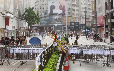 Một con đường bị người biểu tình phong tỏa. Ảnh: SCMP