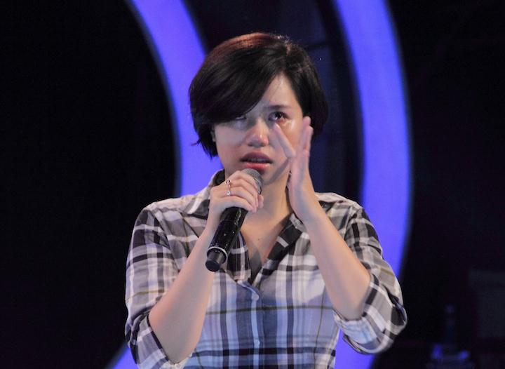 Thí sinh Vietnam Idol khóc nghẹn trên sân khấu