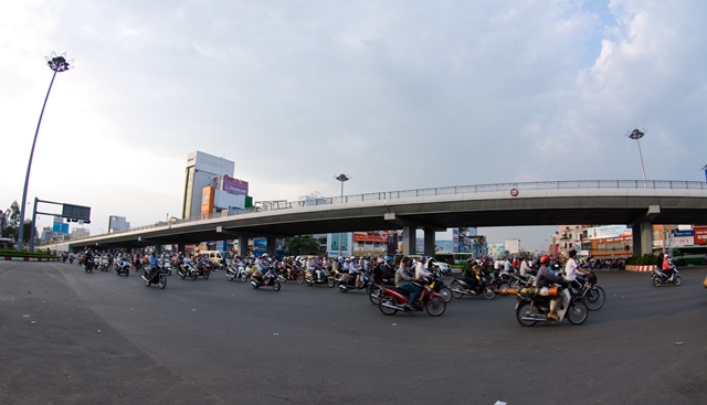 Ban đầu, c&acirc;y cầu n&agrave;y chỉ d&agrave;nh cho xe bu&yacute;t, &ocirc; t&ocirc; dưới 9 chỗ lưu th&ocirc;ng. Đến ng&agrave;y 27-1-2014, xe 2 b&aacute;nh lưu th&ocirc;ng được chạy tr&ecirc;n cầu vượt n&agrave;y nhằm k&eacute;o giảm &ugrave;n tắc giao th&ocirc;ng ở v&ograve;ng xoay H&agrave;ng Xanh.