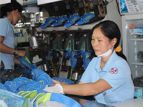 Nén đau đến xưởng