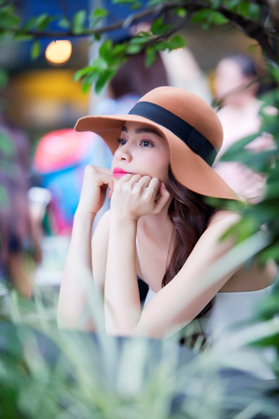 Đ&acirc;y được coi l&agrave; những h&igrave;nh ảnh thư gi&atilde;n hiếm hoi của Hồ Ngọc H&agrave; trong thời gian c&ocirc; đang dồn lực huấn luyện c&aacute;c th&iacute; sinh trong đội của m&igrave;nh tại cuộc thi Nh&acirc;n tố b&iacute; ẩn, cũng như chuẩn bị cho ra mắt MV mới sau th&agrave;nh c&ocirc;ng của MV Em kh&ocirc;ng cần anh.
