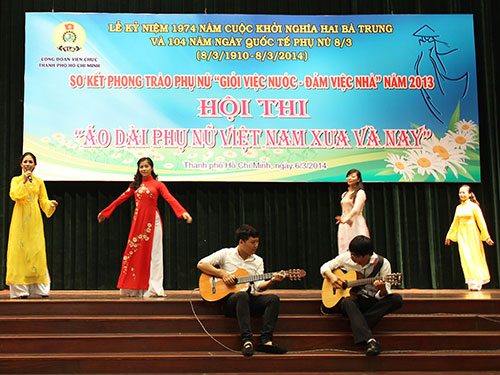 Tiết mục dự thi của Công đoàn các cơ quan LĐLĐ TP HCM tại hội thi “Áo dài phụ nữ Việt Nam xưa và nay” Ảnh: HỒNG ĐÀO