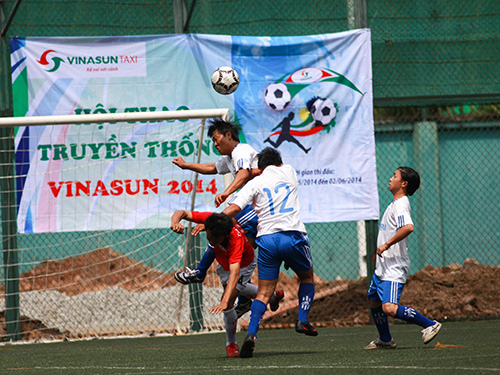 Một pha tranh bóng tại hội thao truyền thống Công ty CP Ánh Dương Việt Nam
Ảnh:
AN KHÁNH