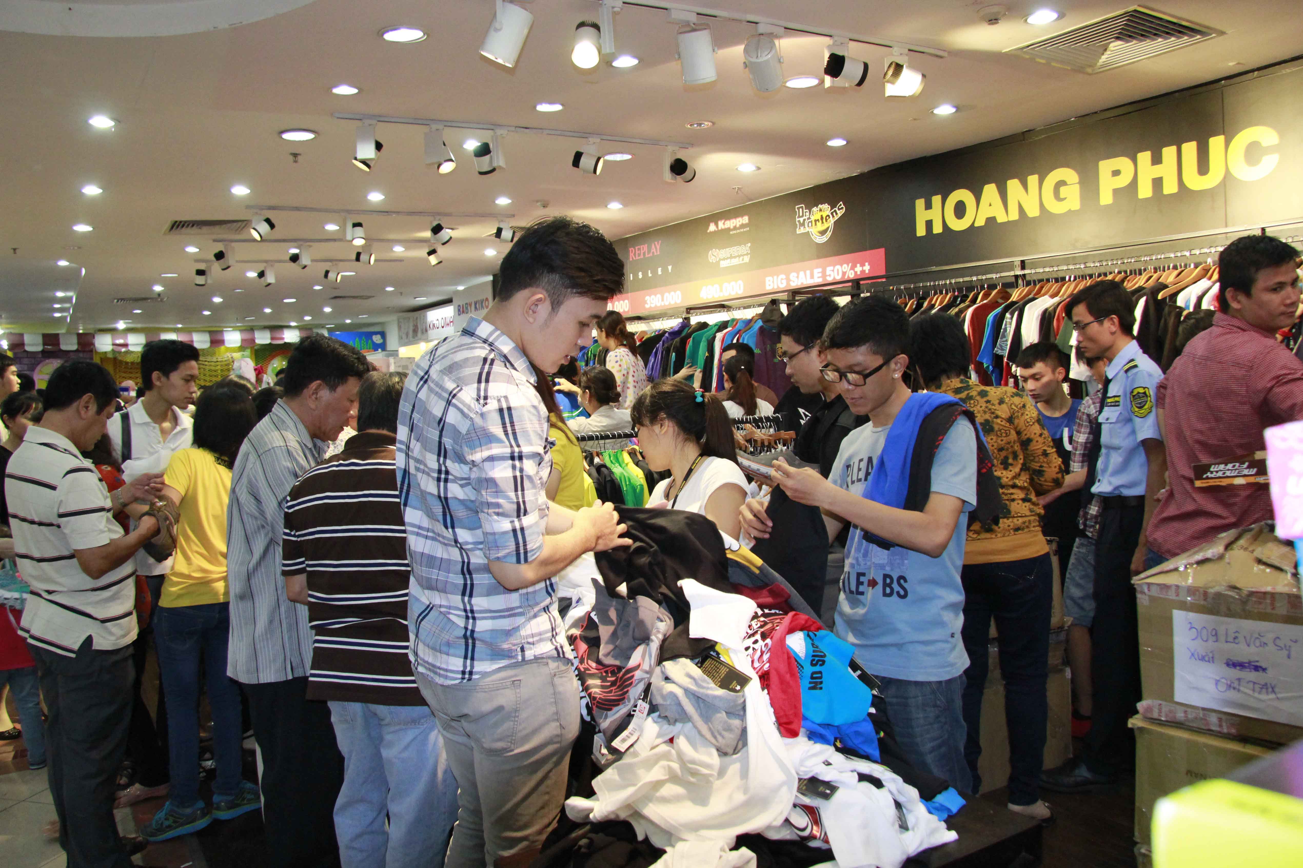C&aacute;c mặc h&agrave;ng quần &aacute;o thu h&uacute;t rất nhiều kh&aacute;ch h&agrave;ng cả nam v&agrave; nữ