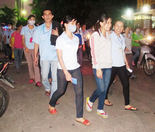 Công nhân tan ca tại KCX Linh Trung 1, TP HCM