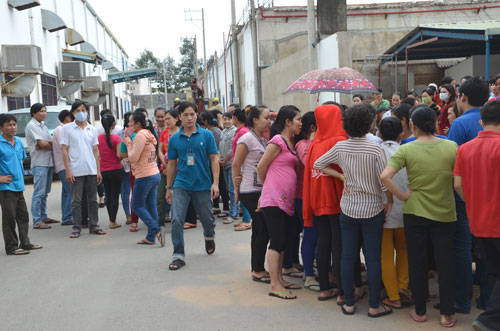 Sau giờ ăn trưa, công ty khóa cổng không cho công nhân vào xưởng Ảnh: NGUYỄN LUÂN